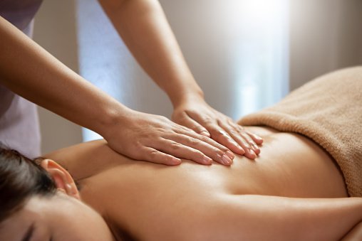 Massage relaxant à l'huile en institut 45 minutes